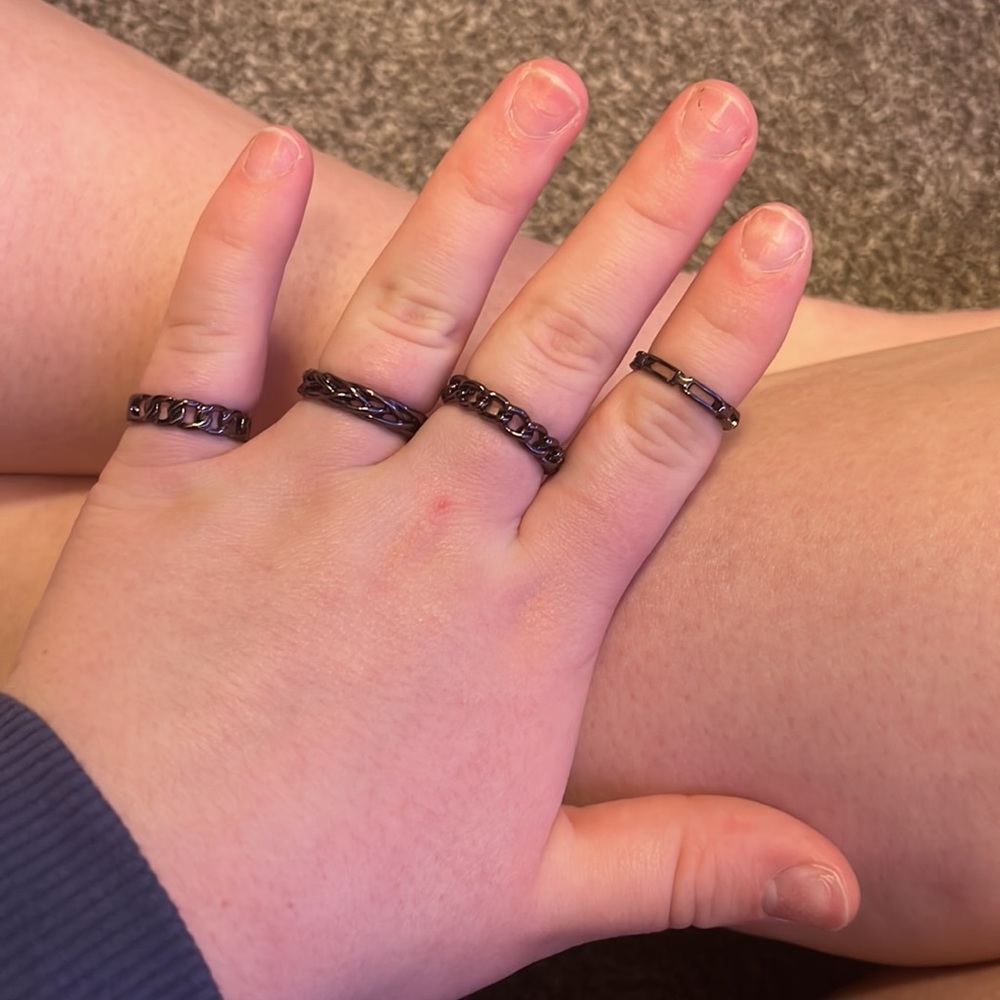 Cool rings good quality would not recommend if u have bigger fingers like me